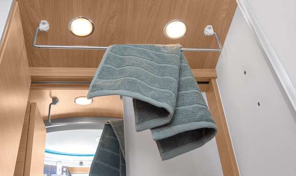 KNAUS BOXLIFE 600 Interieur Raumbad mit Ablagefächer und klappbarer Wäschestange