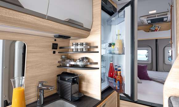KNAUS BOXLIFE PRO 600 Interieur Küche und 95 Liter Volumen Kühlschrank