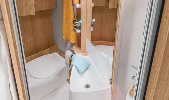 Hecklängsbad im Interieur des KNAUS SKY TI mit geräumiger Duschkabine oder einem großen Waschtisch