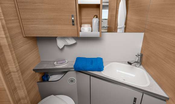 KNAUS SPORT 400 LK mit optionalem Duschausbau und integriertem Waschtisch