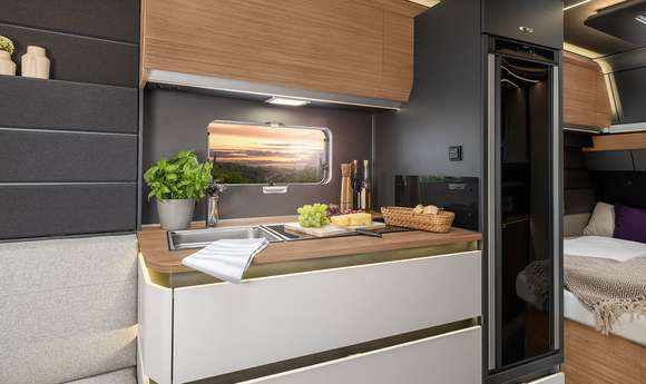 KNAUS AZUR 2022-2023 Interieur Küche mit Ambientebeleuchtung, edler Arbeitsplatte und Kühlschrank