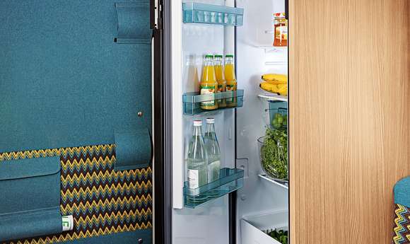 DESEO - Raumhoher 142 Liter Kühlschrank in der Wohnwagenküche