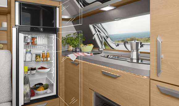 Panoramaküche mit 177 Liter Kühlschrank im SÜDWIND 650 PXB