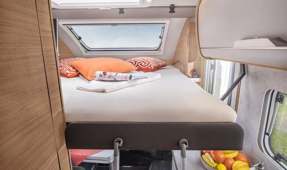 Das Slide-Bett bietet im TOURER VAN 500 MQ von KNAUS zwei weitere Schlafplätze
