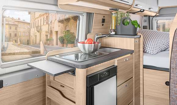 KNAUS BOXLIFE PRO 540 Interieur Kompaktküche und Kompressorkühlschrank mit flüsterleiser Nachtabsenkung