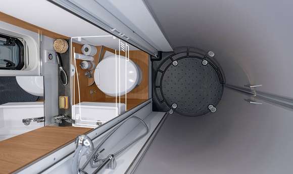 KNAUS BOXLIFE 600 Interieur Raumbad mit Bi‐funktionalem Waschbecken und extra großem Waschtisch