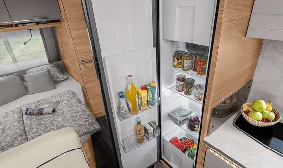 SPORT Interieur - Absorberkühlschrank im KNAUS Wohnwagen
