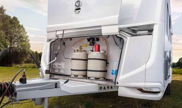 Der KNAUS AZUR bietet einen geräumigen Gaskasten mit Platz für bis zu zwei Gasflaschen