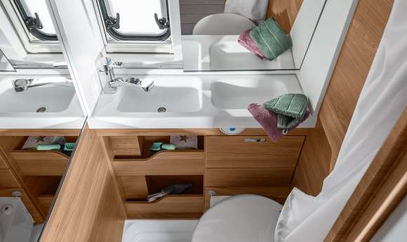 KNAUS BOXLIFE 540 Interieur Kompaktbad mit verschiebbarem Spiegel und drehbarer Toilette