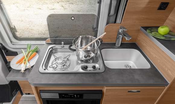 KNAUS BOXLIFE 540 Interieur Spülen & Kochen mit dem 2‐Flammen‐Kocher mit klappbarer Glasabdeckung und zusätzlicher Ablagefläche