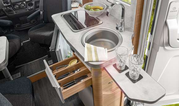 Kompaktküche mit Vollauszug‐Schubladen und klappbarer Arbeitsflächenverlängerung im KNAUS VAN I