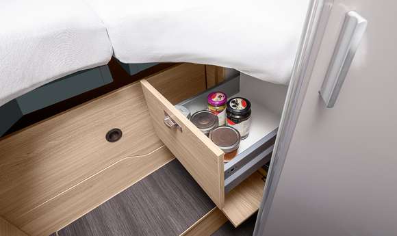 KNAUS BOXLIFE PRO 630 Interieur mit extra Stauraum unter dem Bett im Heck des Camper Vans