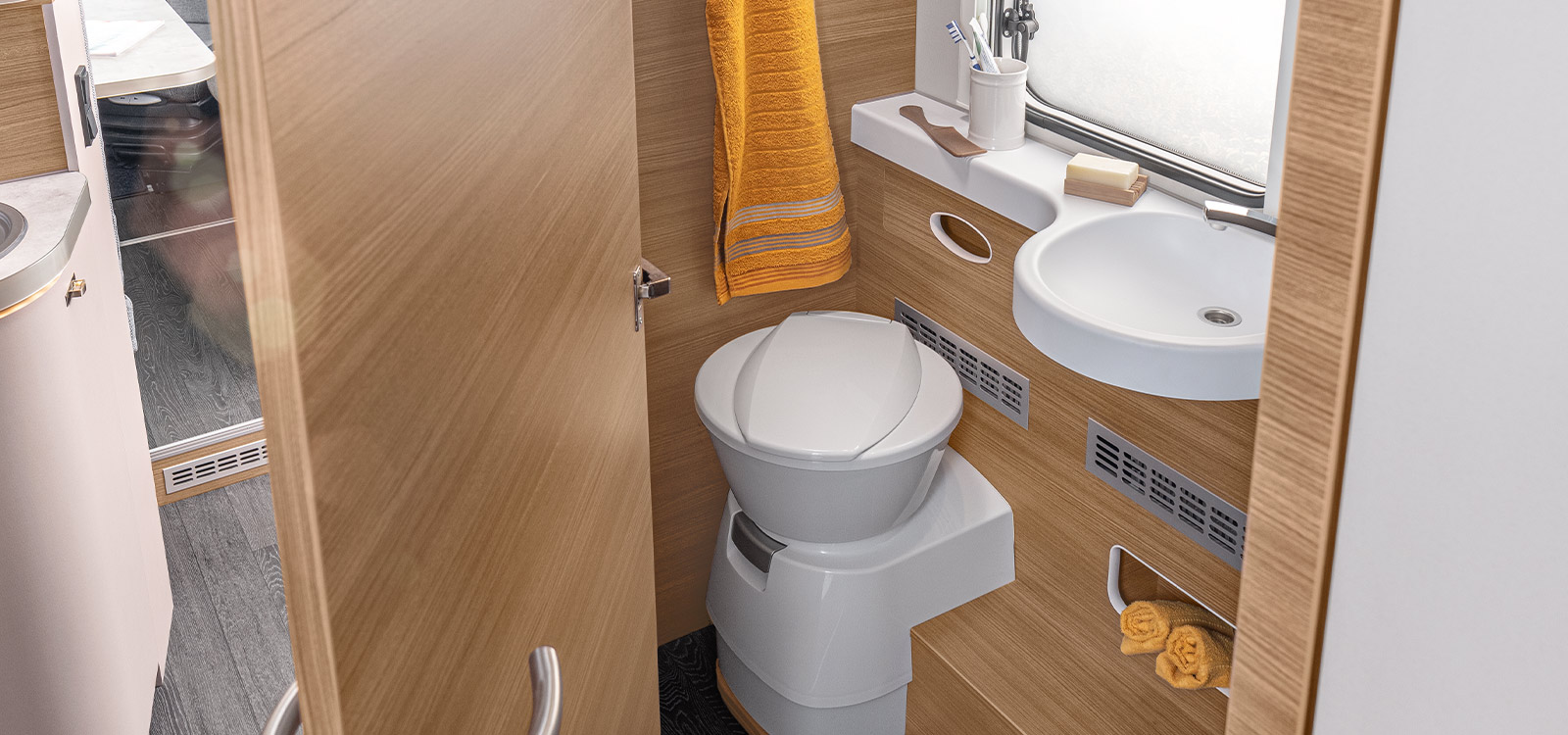 Wasch‐ und Toilettenraum in den vollintegrierten Reisemobilen von KNAUS 