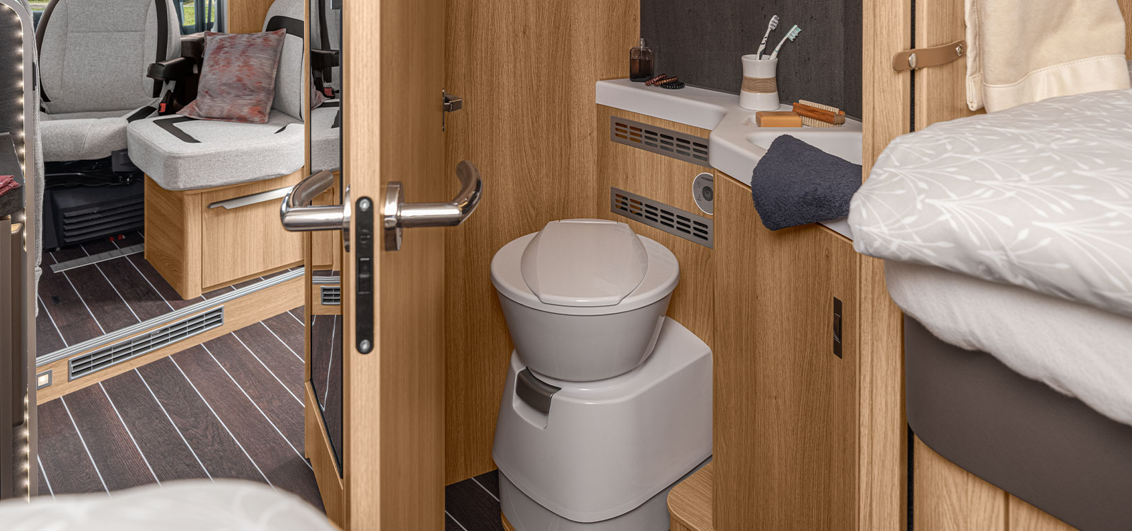 Wasch‐ und Toilettenraum in den teilintegrierten Reisemobilen von KNAUS 