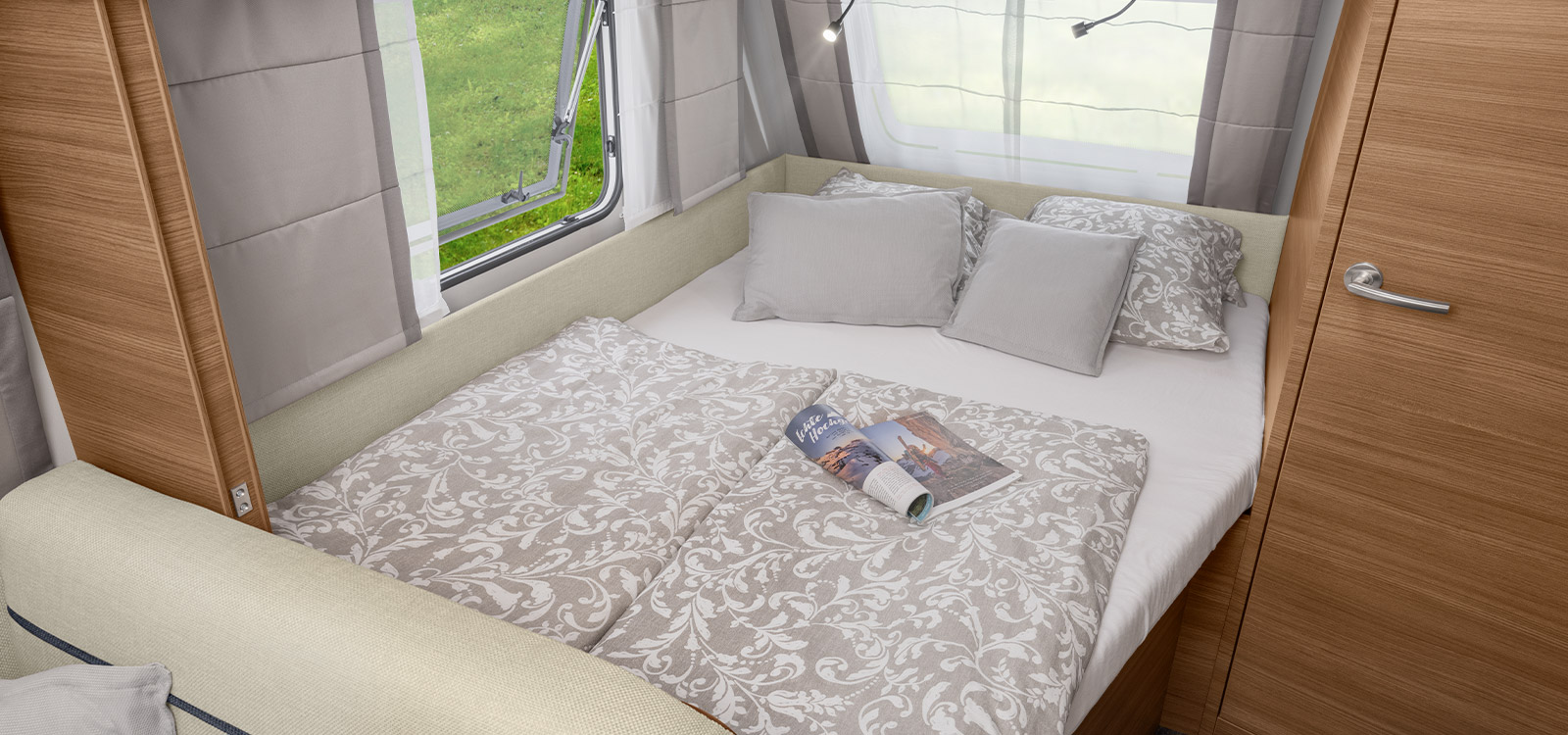 Französisches Bett in den Wohnwagen von KNAUS